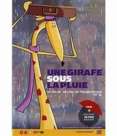 Une giraphe sous la pluie